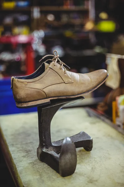 Zapato de cuero en soporte de reparación de zapatos — Foto de Stock