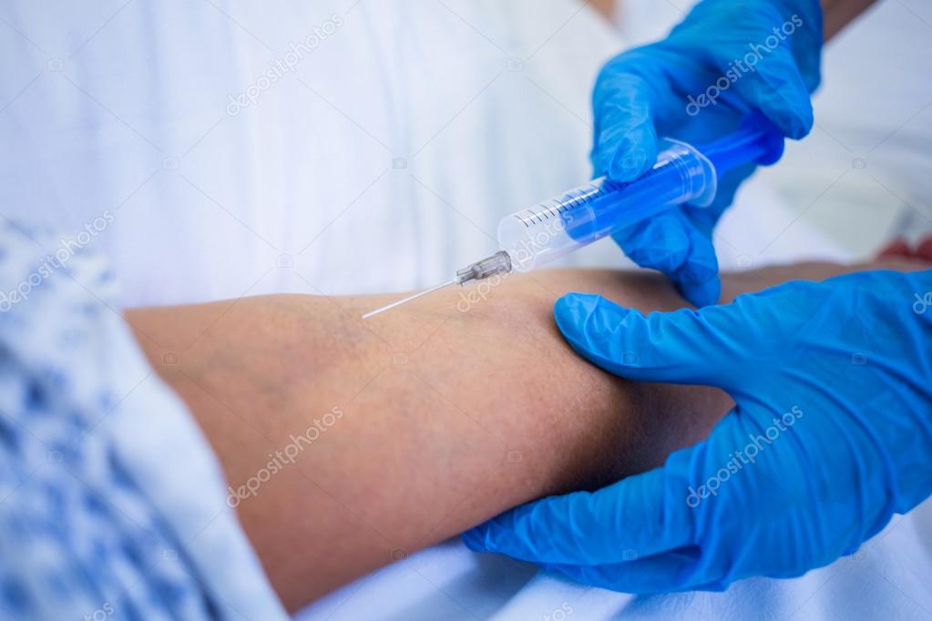 медсестра делает укол. медсестра делает прививку. медсестра набирает шприц. прививочная медсестра. медсестра со шприцом.