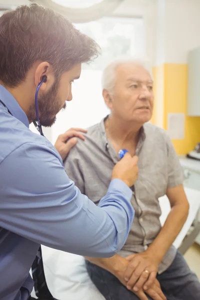 Médico masculino examinando um paciente — Fotografia de Stock