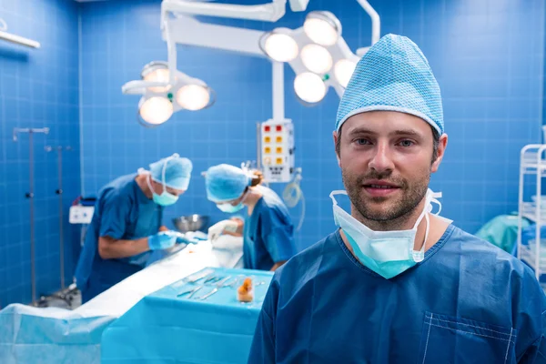 Smiling surgeon in operation room — Stock Photo, Image