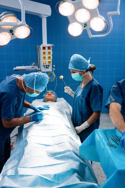 Ameliyat ekibi çalışma hasta — Stok fotoğraf