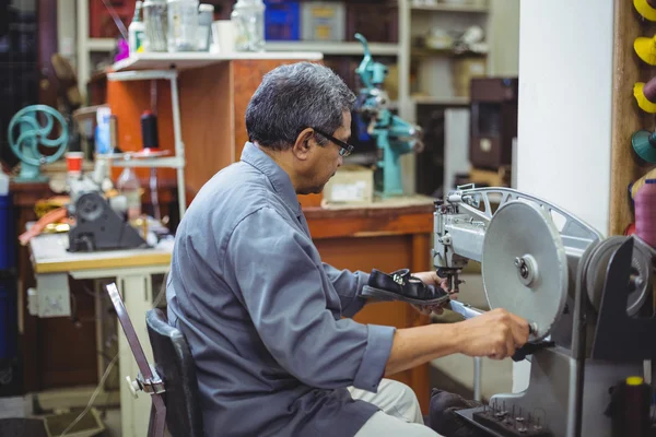 Shoemaker using sewing machine — Stock Photo, Image