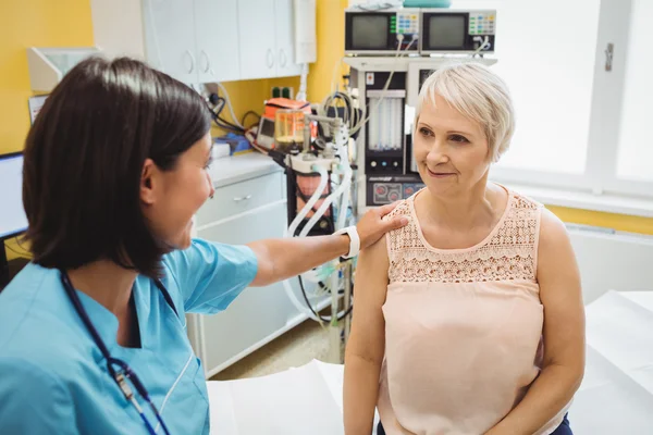 Médico feminino consolando um paciente — Fotografia de Stock