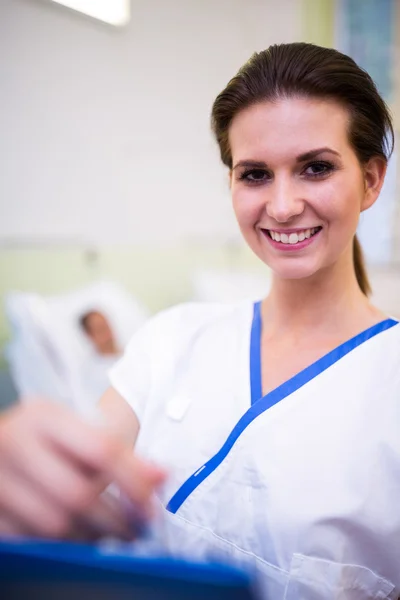 Närbild av kvinnlig sjuksköterska holding Urklipp — Stockfoto