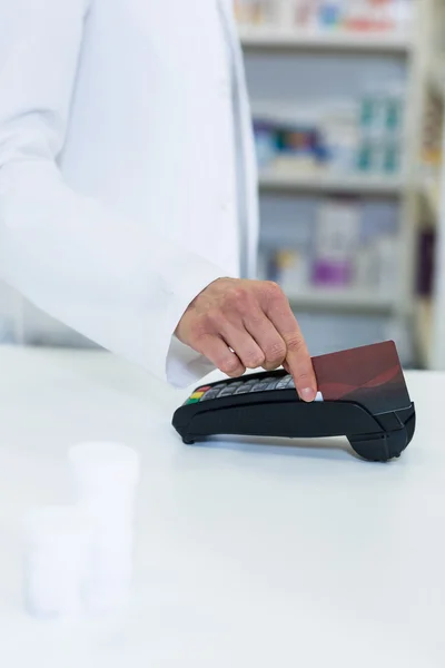 Cartão de transporte farmacêutico através do terminal de pagamento — Fotografia de Stock