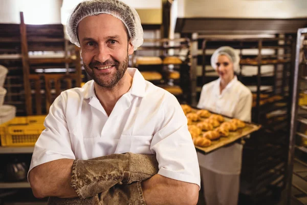 Erkek baker geçti silah ile — Stok fotoğraf