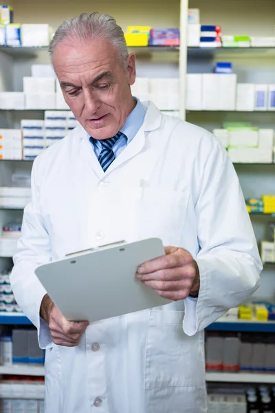 Farmacista che legge una prescrizione — Foto Stock