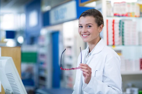 Farmacéutico sentado en el mostrador en la farmacia — Foto de Stock