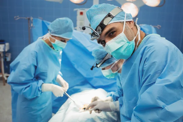Chirurg, patrząc na kamery — Zdjęcie stockowe