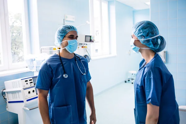 Cirurgiões que interagem entre si — Fotografia de Stock