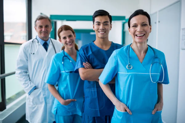 Kirurger och läkare står i korridoren — Stockfoto