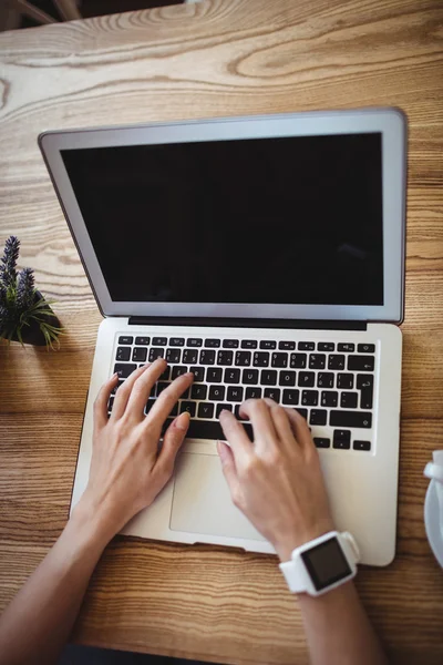 Händerna på kvinna med laptop — Stockfoto