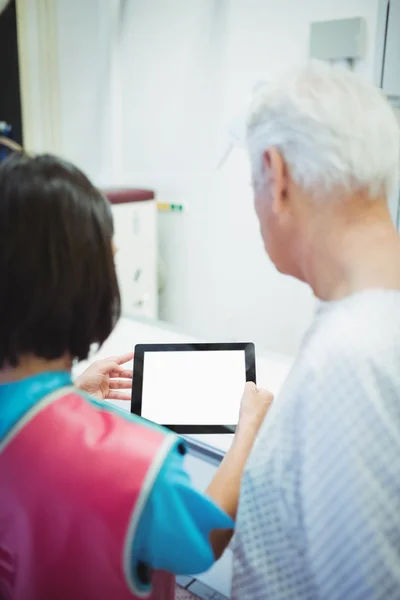 Doctor discussing with patient over tablet — Stock Photo, Image