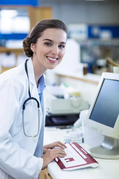 Apotheker werken op de computer in de apotheek — Stockfoto