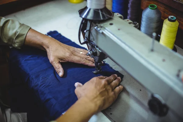Взуття з використанням швейної машини — стокове фото