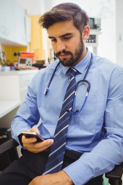 Mensagens de texto médico no telefone móvel — Fotografia de Stock