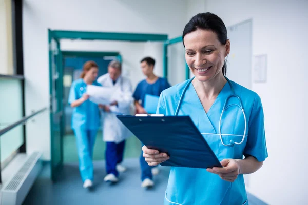 Cirurgião segurando uma área de transferência no hospital — Fotografia de Stock