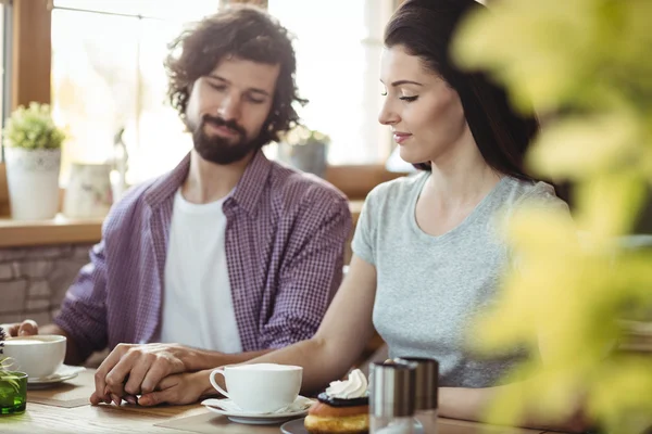 Par som håller varandra i hand — Stockfoto