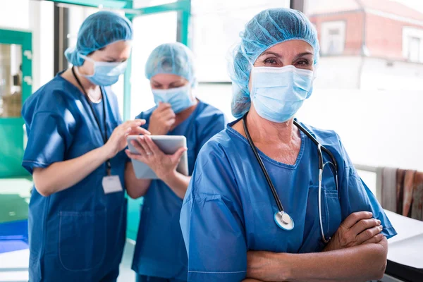 Surgeon standing with arms crossed — Stock Photo, Image