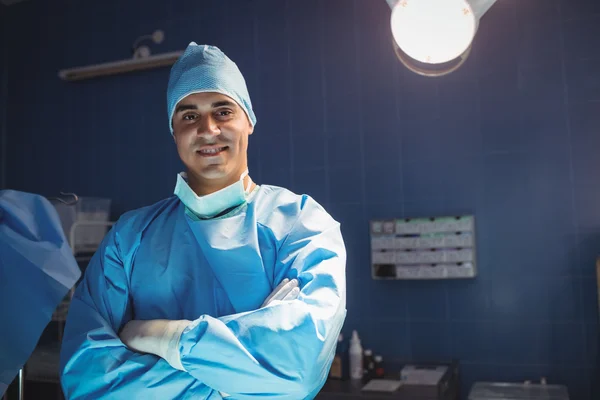 Kirurgen står med armarna korsade — Stockfoto