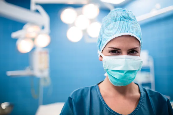 Cirurgião em pé na sala de operação — Fotografia de Stock