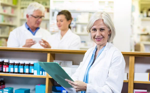 Apotekare skriva på klippbordet i farmaci — Stockfoto