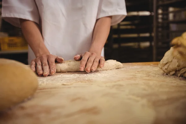 Bäckerin knetet Teig — Stockfoto