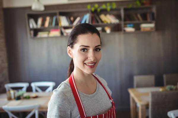 Gülümseyen kadın baker — Stok fotoğraf