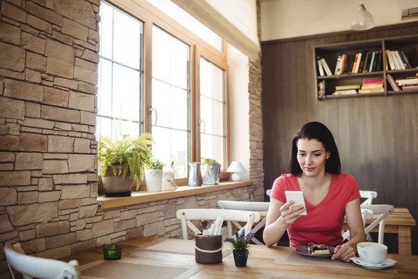 Mujer usando teléfono móvil — Foto de Stock