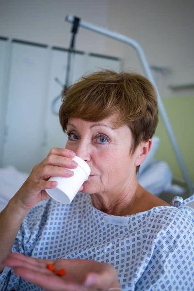 Paciente tomando medicação — Fotografia de Stock