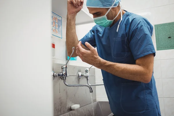 Mannelijke chirurg wassen van de handen — Stockfoto