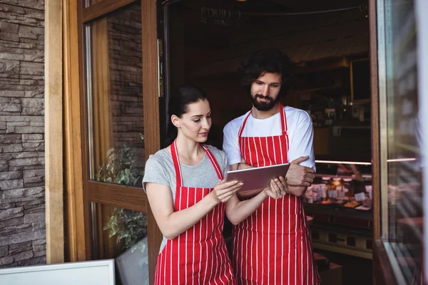 Casal usando tablet digital — Fotografia de Stock