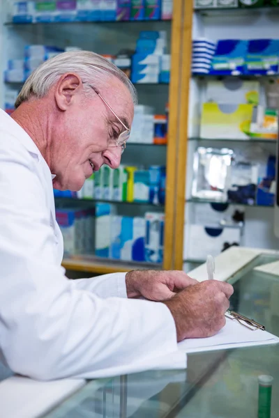 Farmacêutico escrevendo na área de transferência — Fotografia de Stock