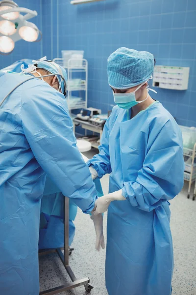 Медсестра помогает хирургу — стоковое фото