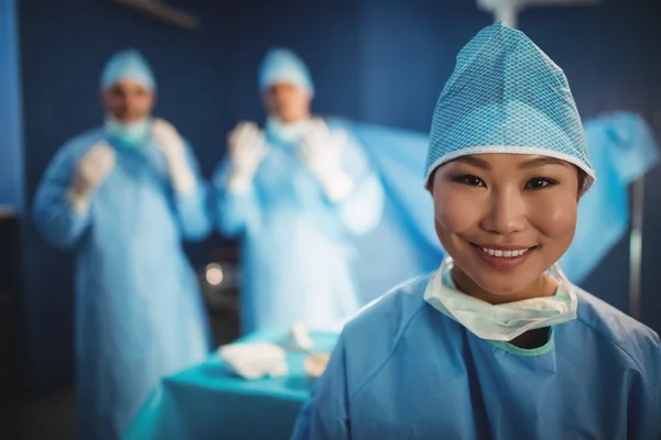Kobieta chirurg w serwerowni — Zdjęcie stockowe