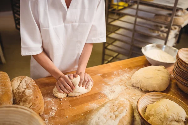 Samičí pekařka hnětá těsto — Stock fotografie
