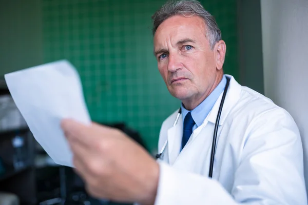 Médico segurando um relatório — Fotografia de Stock