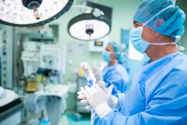 Cirurgião aplaudindo na sala de operação — Fotografia de Stock