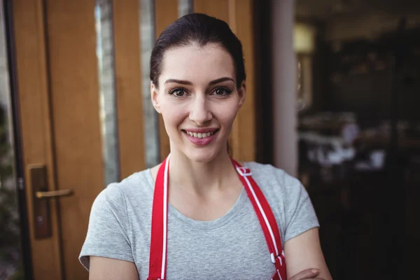 Boulanger souriant devant la boulangerie — Photo