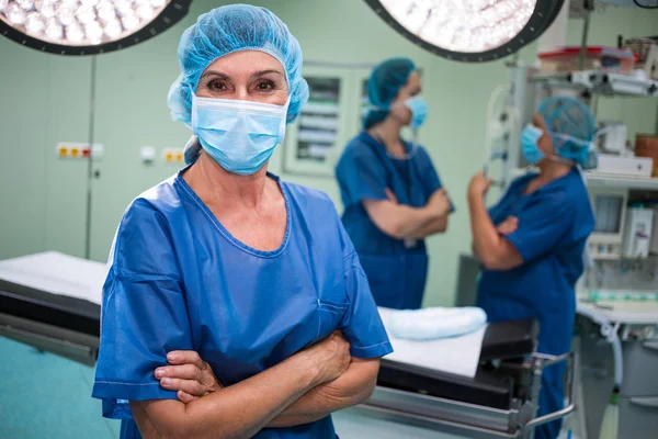 Chirurg steht mit verschränkten Armen — Stockfoto