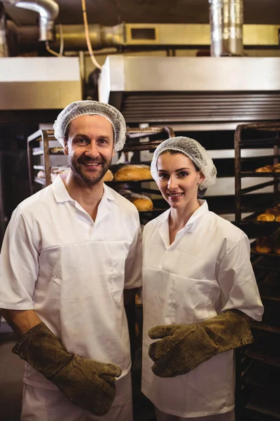 Bäckerin und Bäcker stehen zusammen — Stockfoto