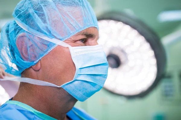 Chirurg v chirurgické masky a čepici — Stock fotografie