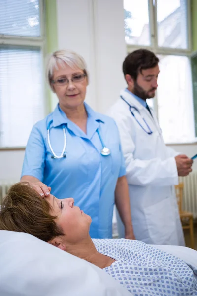 Медсестра перевіряє температуру пацієнта — стокове фото