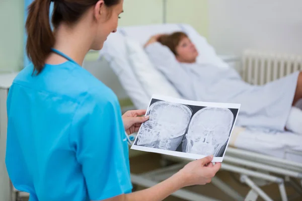 Nurse checking a x-ray in hospital ward — Stock Photo, Image