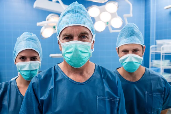 Cirurgião e enfermeiros em sala de operação — Fotografia de Stock