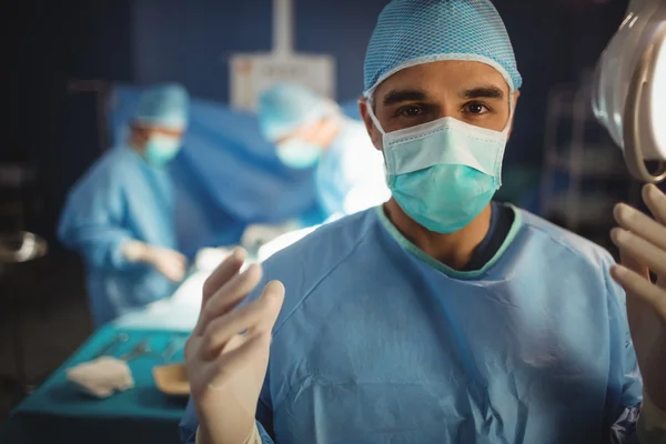 Cirujano preparándose para la operación — Foto de Stock