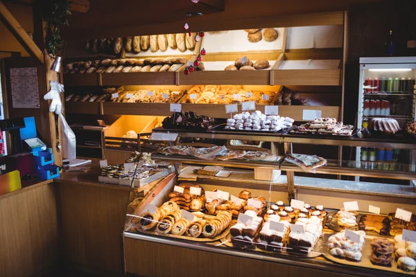 Verschillende zoete voedingsmiddelen in bakkerij winkel — Stockfoto