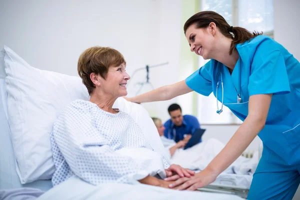 Verpleegkundige troosten van een patiënt in ziekenhuis ward — Stockfoto