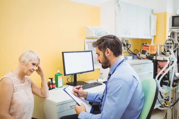 Paciente consultando a un médico — Foto de Stock