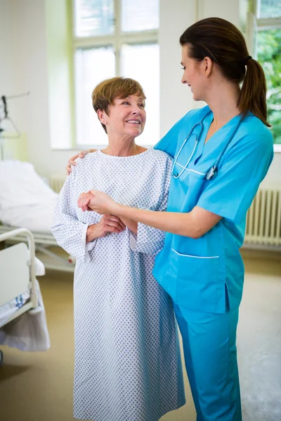 Enfermera consolando a un paciente en la sala de hospital — Foto de Stock